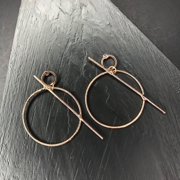 🆑 Geo Bar Hoops in Gold - Picture 5 of 5